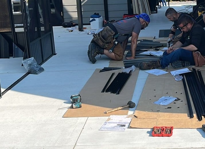 Notre équipe assemblant un gazebo sur place