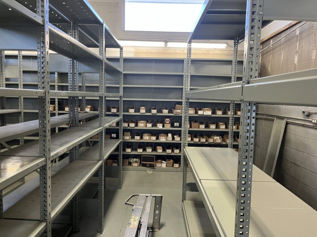 Allées de rayonnages métalliques assemblés dans un entrepôt